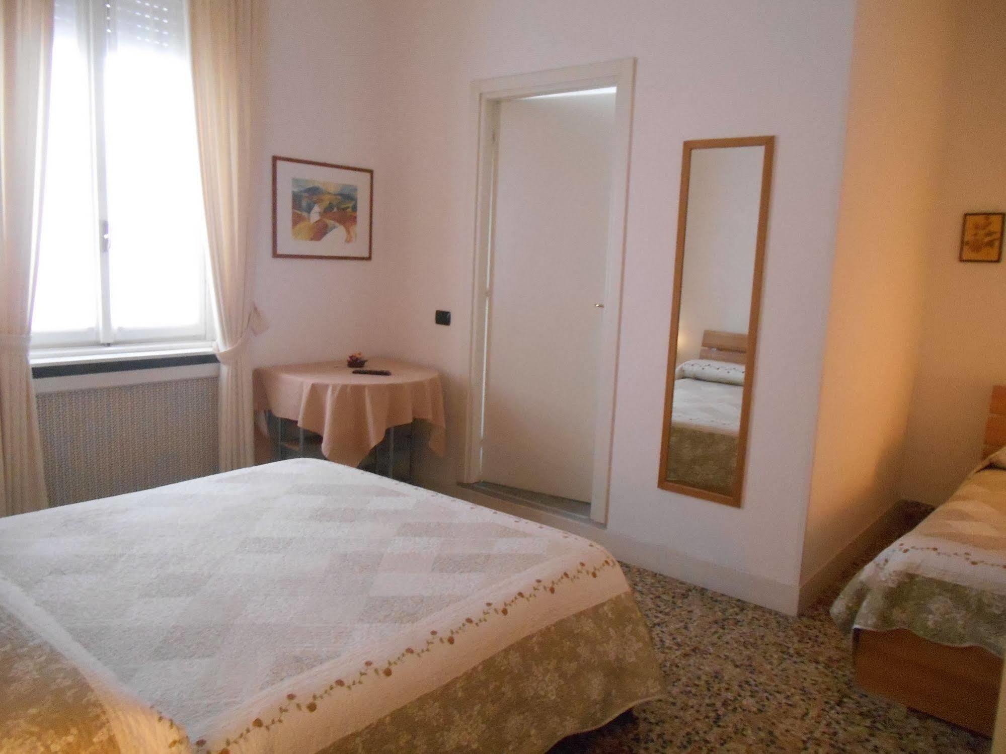 Le Rose Malpensa Bed & Breakfast บุสโตอาร์ซีซีโอ ภายนอก รูปภาพ